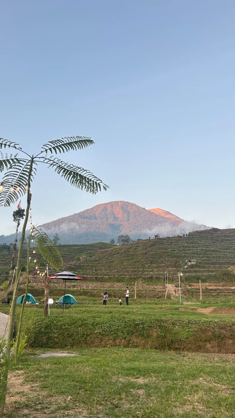 Foto panorama pegunungan di lokasi